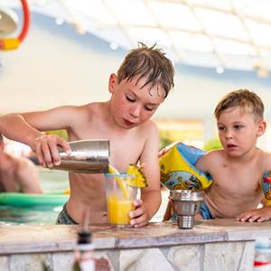 Kinder machen ihre eigenen Cocktails selber