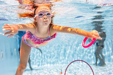 Kind taucht unter Wasser