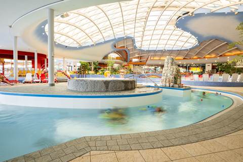 Außenrum befindet sich der Lazy River und innen befindet dich der Edelstein-Whirlpool