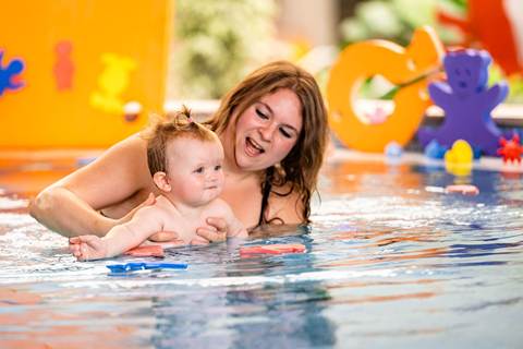 Mutter und Baby im Wasser