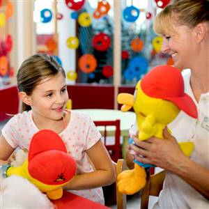 Kinder mit Betreuuerin in der H2O Therme